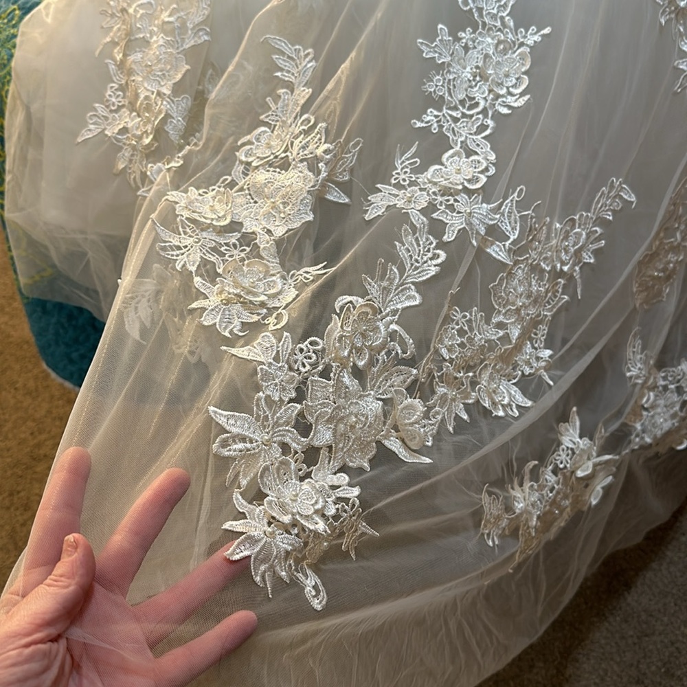 NEW mermaid wedding ivory with 3D appliqué - Picture 7 of 12